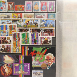 Lot de timbres d'Afrique neufs et oblitérés en un album.