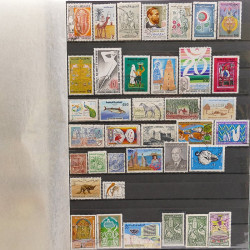 Lot de timbres d'Afrique neufs et oblitérés en un album.