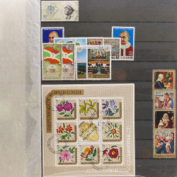 Lot de timbres d'Afrique neufs et oblitérés en un album.