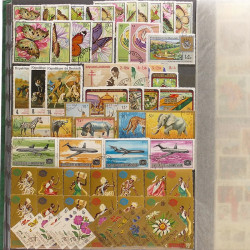 Lot de timbres d'Afrique neufs et oblitérés en un album.