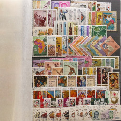 Lot de timbres d'Afrique neufs et oblitérés en un album.