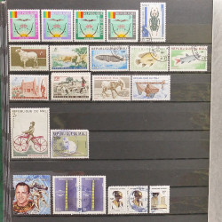 Lot de timbres d'Afrique neufs et oblitérés en un album.
