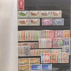 Lot de timbres d'Afrique neufs et oblitérés en un album.