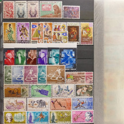 Lot de timbres d'Afrique neufs et oblitérés en un album.