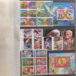 Lot de timbres d'Afrique neufs et oblitérés en un album.