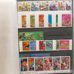 Lot de timbres d'Afrique neufs et oblitérés en un album.