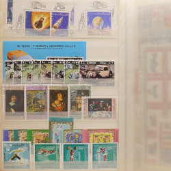 Lot de timbres d'Arabie - Moyen Orient neufs et oblitérés en un album.