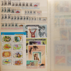 Lot de timbres d'Arabie - Moyen Orient neufs et oblitérés en un album.