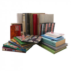 Vrac philatélique de timbres du monde neufs et oblitérés en un carton.