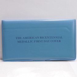 Vrac philatélique de timbres du monde neufs et oblitérés en un carton.