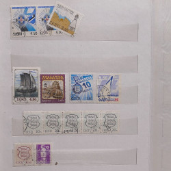 Vrac philatélique de timbres du monde neufs et oblitérés en un carton.