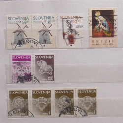 Vrac philatélique de timbres du monde neufs et oblitérés en un carton.