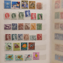Vrac philatélique de timbres du monde neufs et oblitérés en un carton.