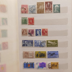 Vrac philatélique de timbres du monde neufs et oblitérés en un carton.