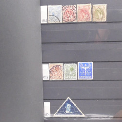Vrac philatélique de timbres du monde neufs et oblitérés en un carton.