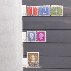 Vrac philatélique de timbres du monde neufs et oblitérés en un carton.