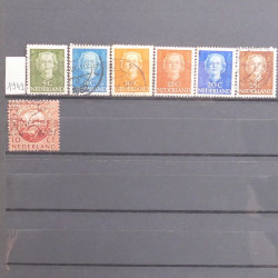 Vrac philatélique de timbres du monde neufs et oblitérés en un carton.