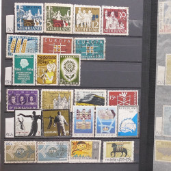 Vrac philatélique de timbres du monde neufs et oblitérés en un carton.
