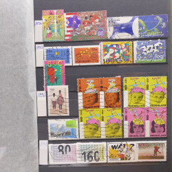 Vrac philatélique de timbres du monde neufs et oblitérés en un carton.