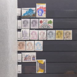 Vrac philatélique de timbres du monde neufs et oblitérés en un carton.