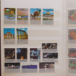 Vrac philatélique de timbres du monde neufs et oblitérés en un carton.