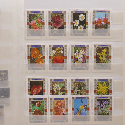 Vrac philatélique de timbres du monde neufs et oblitérés en un carton.