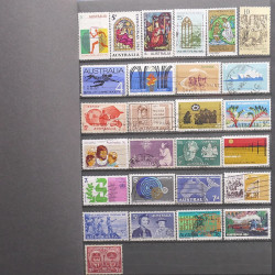 Vrac philatélique de timbres du monde neufs et oblitérés en un carton.