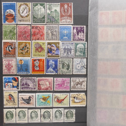 Vrac philatélique de timbres du monde neufs et oblitérés en un carton.