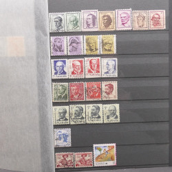 Vrac philatélique de timbres du monde neufs et oblitérés en un carton.