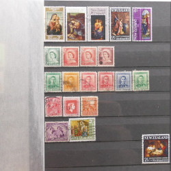 Vrac philatélique de timbres du monde neufs et oblitérés en un carton.