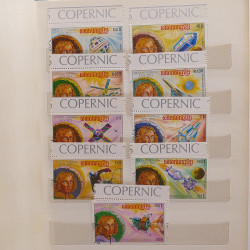 Vrac philatélique de timbres du monde neufs et oblitérés en un carton.