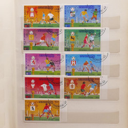 Vrac philatélique de timbres du monde neufs et oblitérés en un carton.