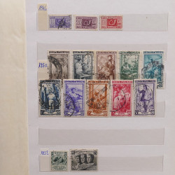 Vrac philatélique de timbres du monde neufs et oblitérés en un carton.