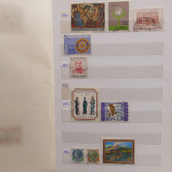 Vrac philatélique de timbres du monde neufs et oblitérés en un carton.