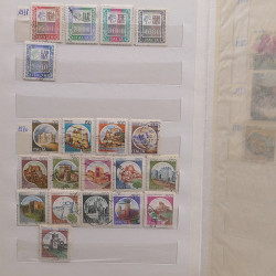 Vrac philatélique de timbres du monde neufs et oblitérés en un carton.