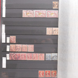 Vrac philatélique de timbres du monde neufs et oblitérés en un carton.