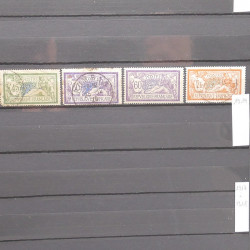 Vrac philatélique de timbres du monde neufs et oblitérés en un carton.