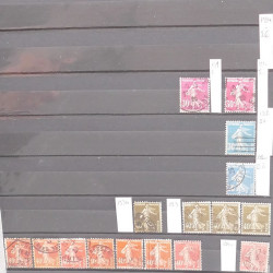 Vrac philatélique de timbres du monde neufs et oblitérés en un carton.