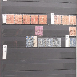 Vrac philatélique de timbres du monde neufs et oblitérés en un carton.