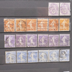 Vrac philatélique de timbres du monde neufs et oblitérés en un carton.