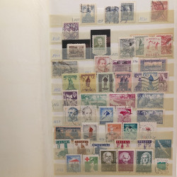 Vrac philatélique de timbres du monde neufs et oblitérés en un carton.