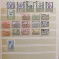 Vrac philatélique de timbres du monde neufs et oblitérés en un carton.
