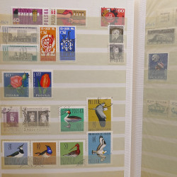 Vrac philatélique de timbres du monde neufs et oblitérés en un carton.