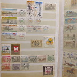 Vrac philatélique de timbres du monde neufs et oblitérés en un carton.