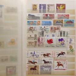 Vrac philatélique de timbres du monde neufs et oblitérés en un carton.