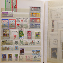 Vrac philatélique de timbres du monde neufs et oblitérés en un carton.