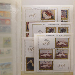 Vrac philatélique de timbres du monde neufs et oblitérés en un carton.