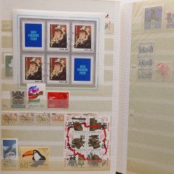 Vrac philatélique de timbres du monde neufs et oblitérés en un carton.