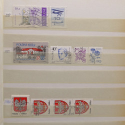 Vrac philatélique de timbres du monde neufs et oblitérés en un carton.