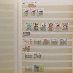 Vrac philatélique de timbres du monde neufs et oblitérés en un carton.